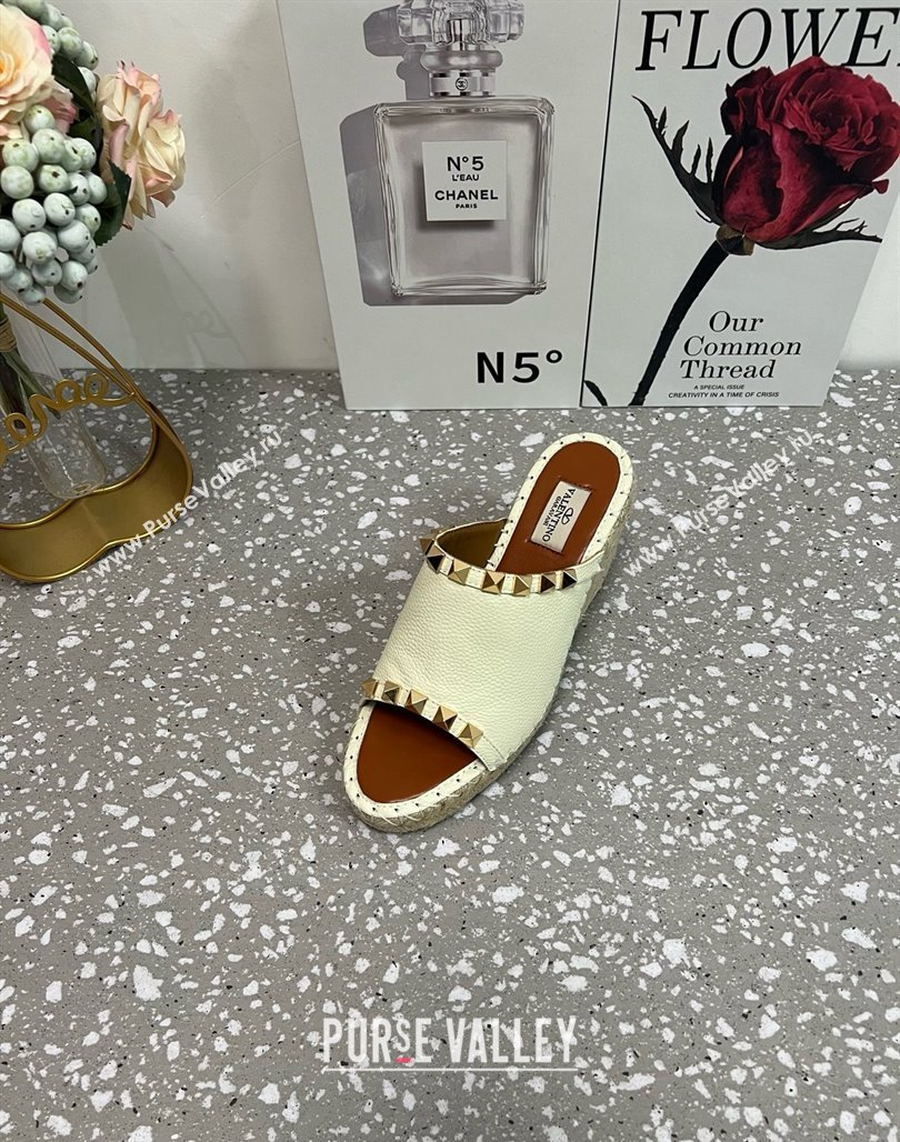 Valentino Rockstud Wedge Espadrille Slides Sandal in Grained Calfskin White 2025 0426 (JD-250426109)