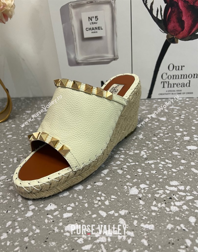Valentino Rockstud Wedge Espadrille Slides Sandal in Grained Calfskin White 2025 0426 (JD-250426109)