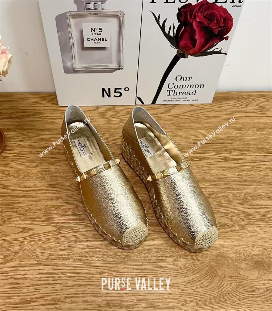 Valentino Rockstud Platform Espadrilles 2cm in Grained Calfskin Gold 2025 0426 (JD-250426095)