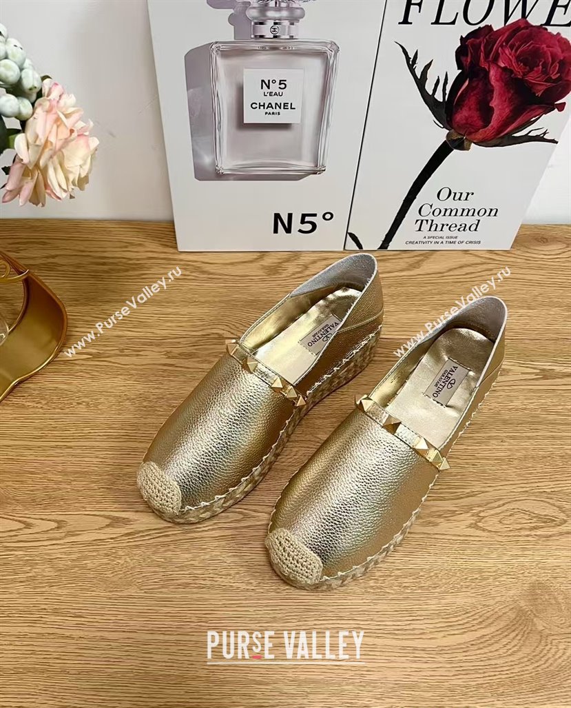 Valentino Rockstud Platform Espadrilles 2cm in Grained Calfskin Gold 2025 0426 (JD-250426095)