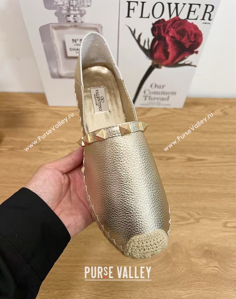 Valentino Rockstud Platform Espadrilles 2cm in Grained Calfskin Gold 2025 0426 (JD-250426095)