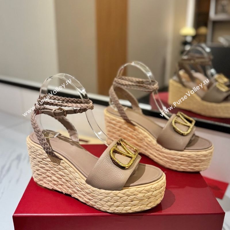 Valentino VLogo Grainy Calfskin Wedge Sandals 9cm Dusty Beige 2025 VA082113 (MD-250821128)