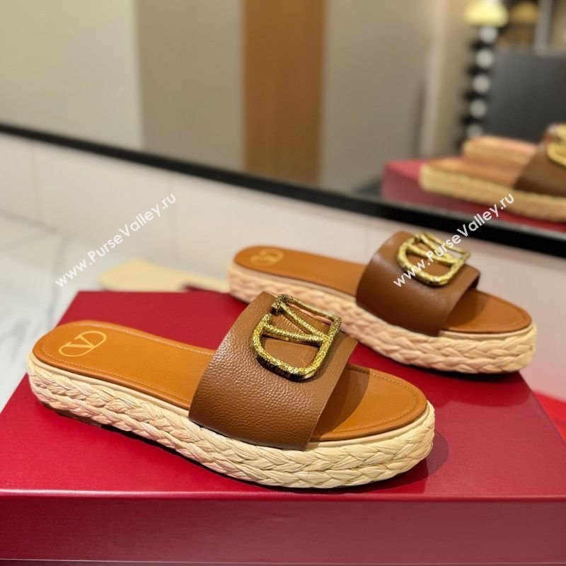 Valentino VLogo Grainy Calfskin Flat Slides Sandal Brown/Gold 2025 VA082114 (MD-250821137)