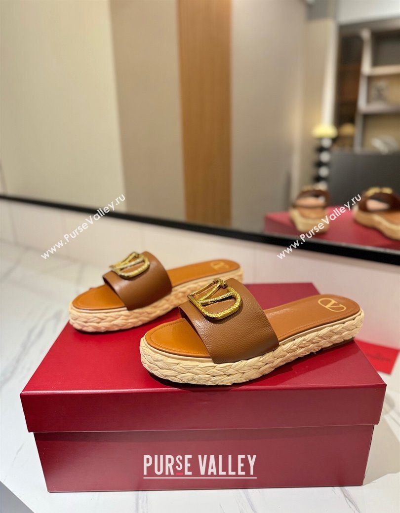 Valentino VLogo Grainy Calfskin Flat Slides Sandal Brown/Gold 2025 VA082114 (MD-250821137)