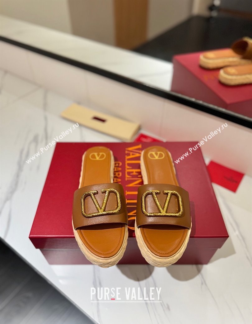 Valentino VLogo Grainy Calfskin Flat Slides Sandal Brown/Gold 2025 VA082114 (MD-250821137)