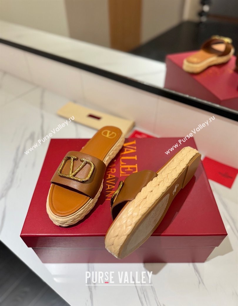 Valentino VLogo Grainy Calfskin Flat Slides Sandal Brown/Gold 2025 VA082114 (MD-250821137)
