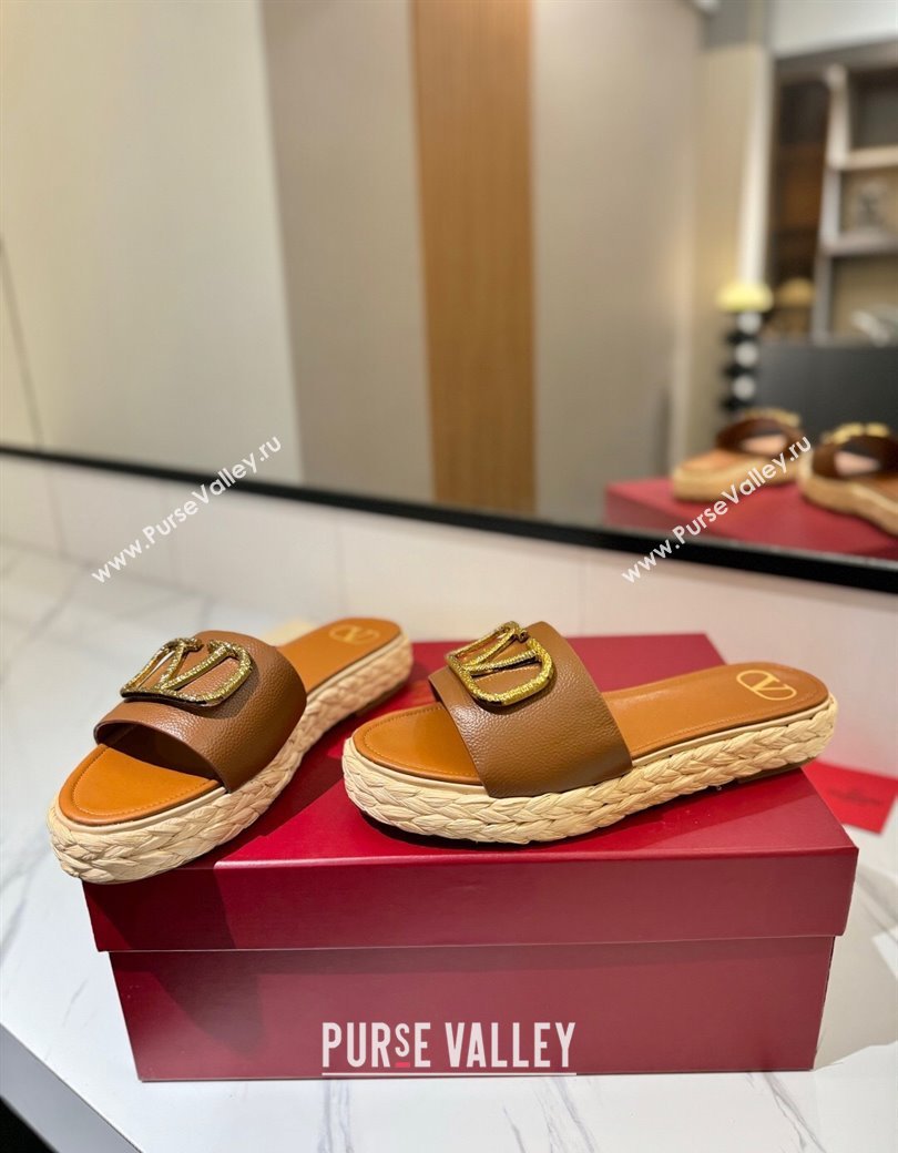 Valentino VLogo Grainy Calfskin Flat Slides Sandal Brown/Gold 2025 VA082114 (MD-250821137)