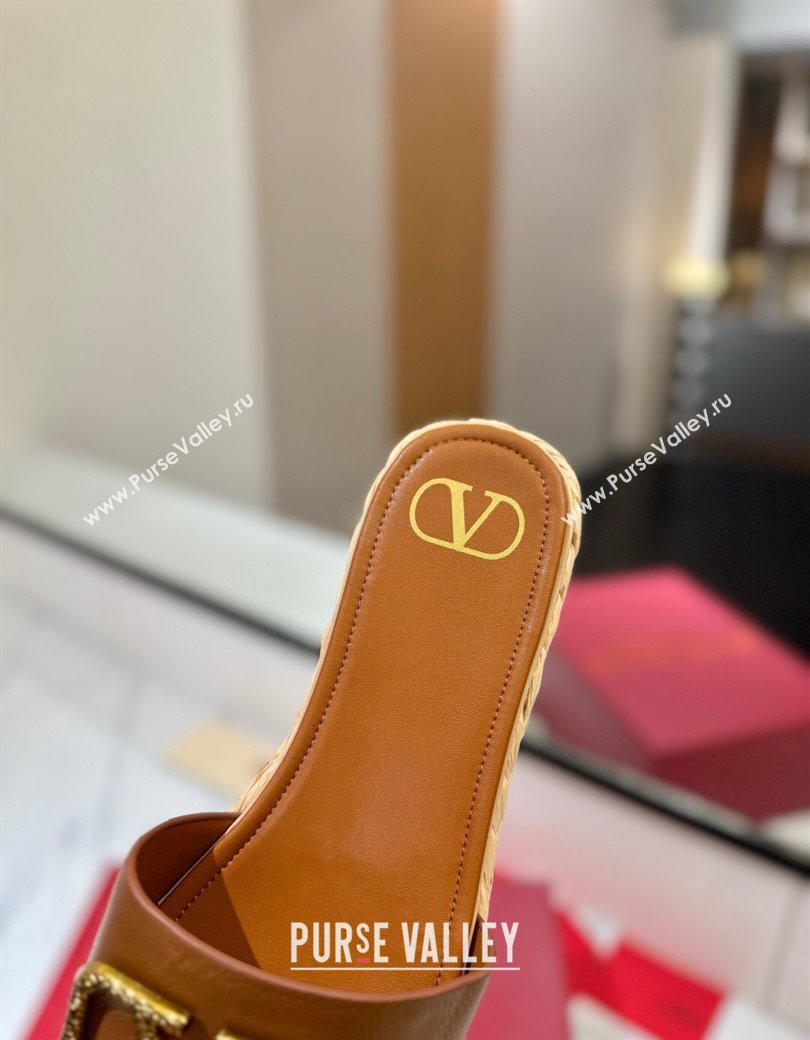 Valentino VLogo Grainy Calfskin Flat Slides Sandal Brown/Gold 2025 VA082114 (MD-250821137)