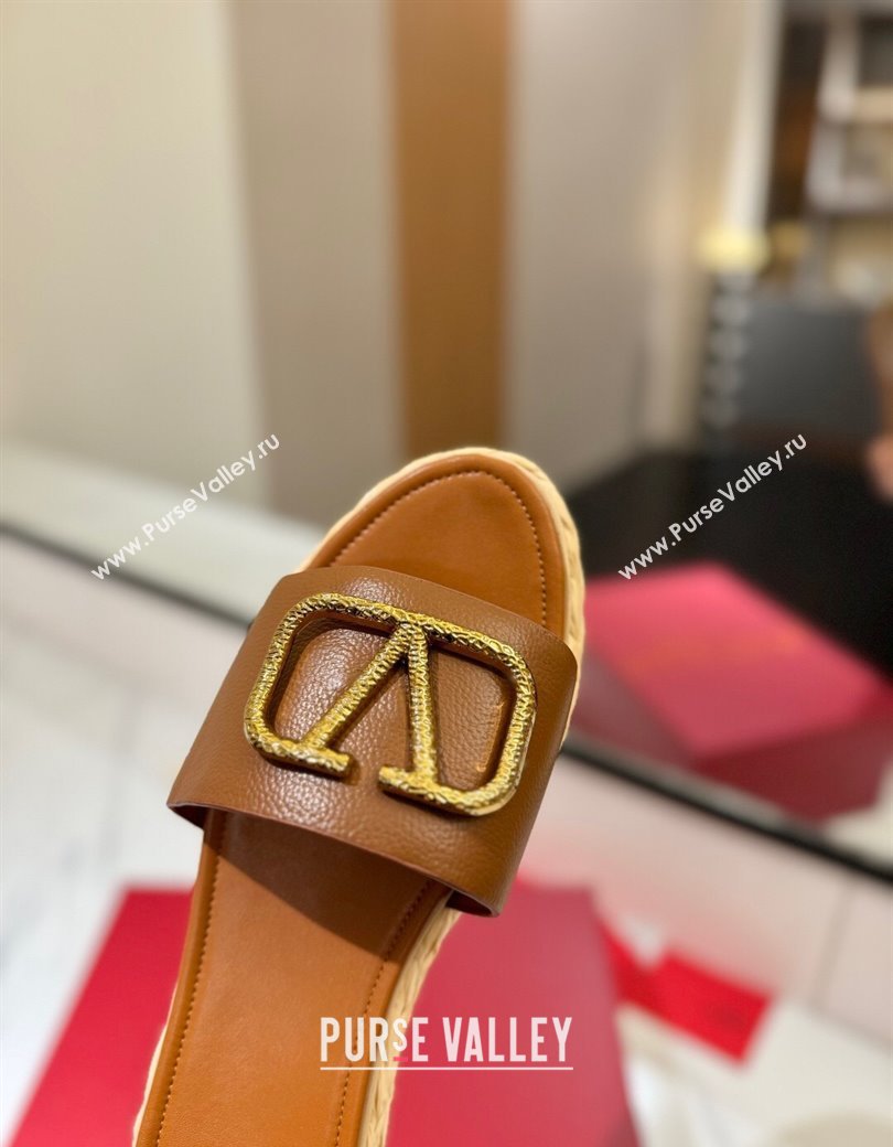 Valentino VLogo Grainy Calfskin Flat Slides Sandal Brown/Gold 2025 VA082114 (MD-250821137)
