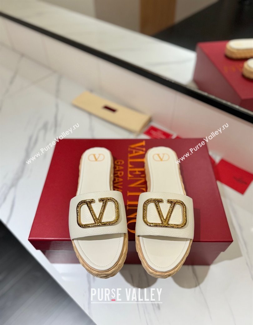 Valentino VLogo Grainy Calfskin Flat Slides Sandal White/Gold 2025 VA082114 (MD-250821138)