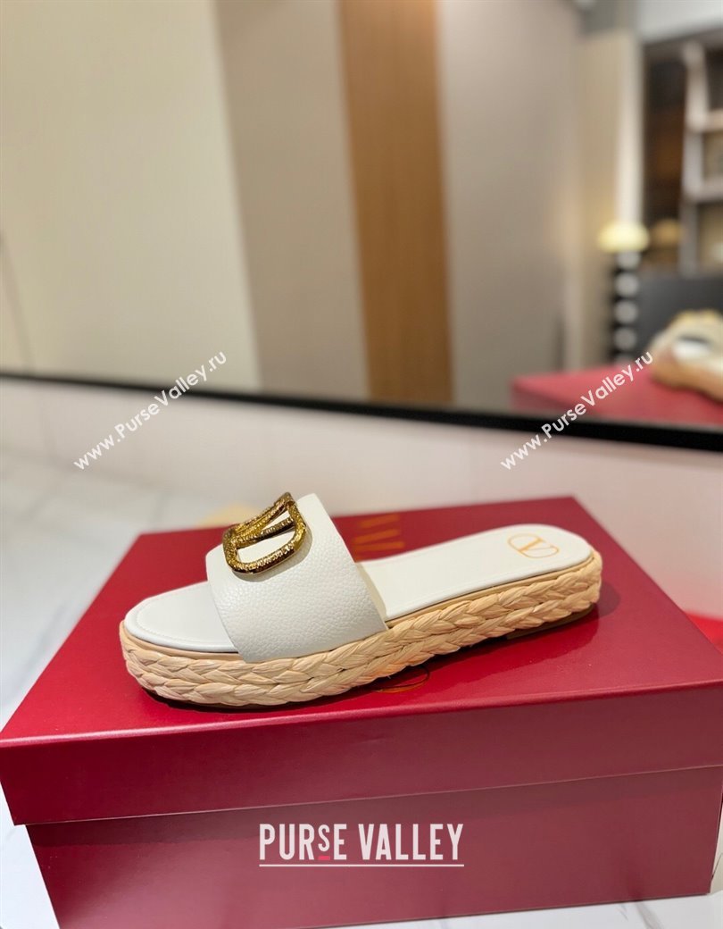 Valentino VLogo Grainy Calfskin Flat Slides Sandal White/Gold 2025 VA082114 (MD-250821138)