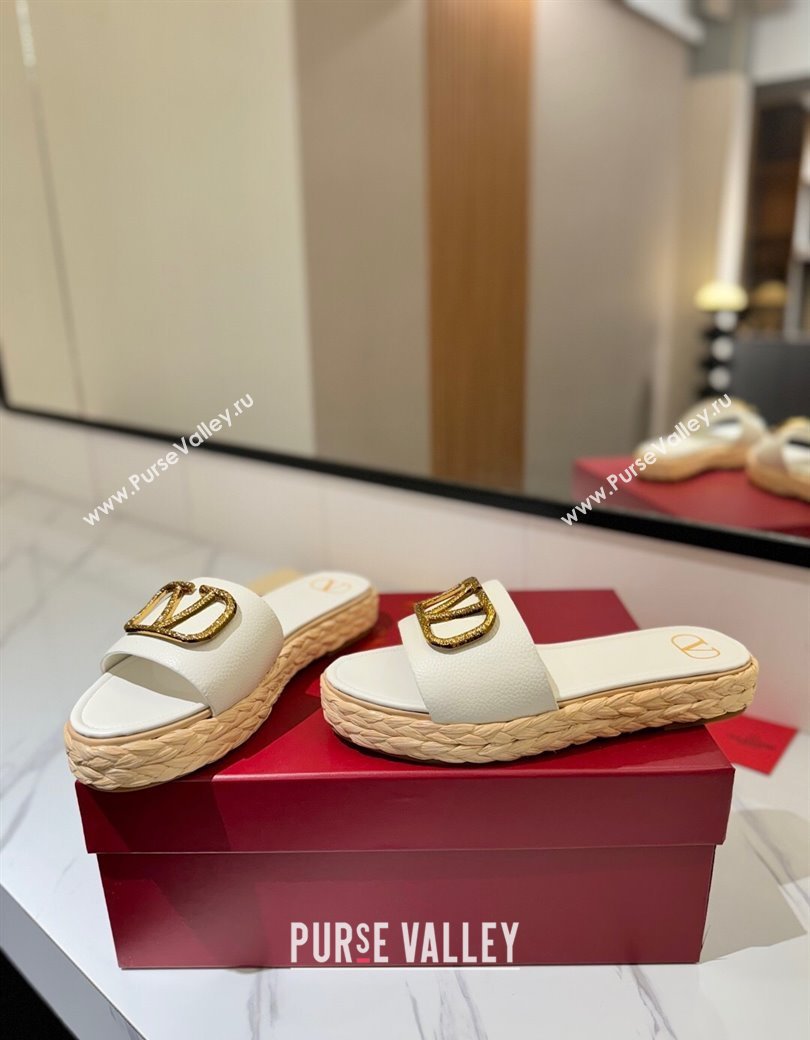 Valentino VLogo Grainy Calfskin Flat Slides Sandal White/Gold 2025 VA082114 (MD-250821138)