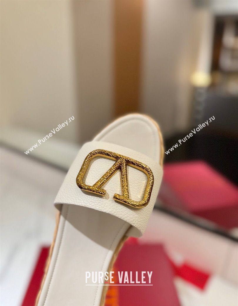 Valentino VLogo Grainy Calfskin Flat Slides Sandal White/Gold 2025 VA082114 (MD-250821138)