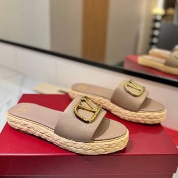 Valentino VLogo Grainy Calfskin Flat Slides Sandal Dusty Beige/Gold 2025 VA082114 (MD-250821139)