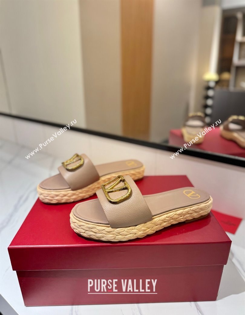 Valentino VLogo Grainy Calfskin Flat Slides Sandal Dusty Beige/Gold 2025 VA082114 (MD-250821139)