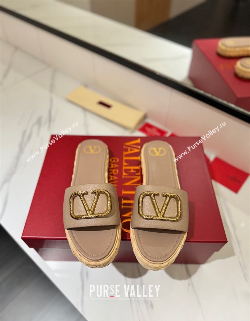 Valentino VLogo Grainy Calfskin Flat Slides Sandal Dusty Beige/Gold 2025 VA082114 (MD-250821139)