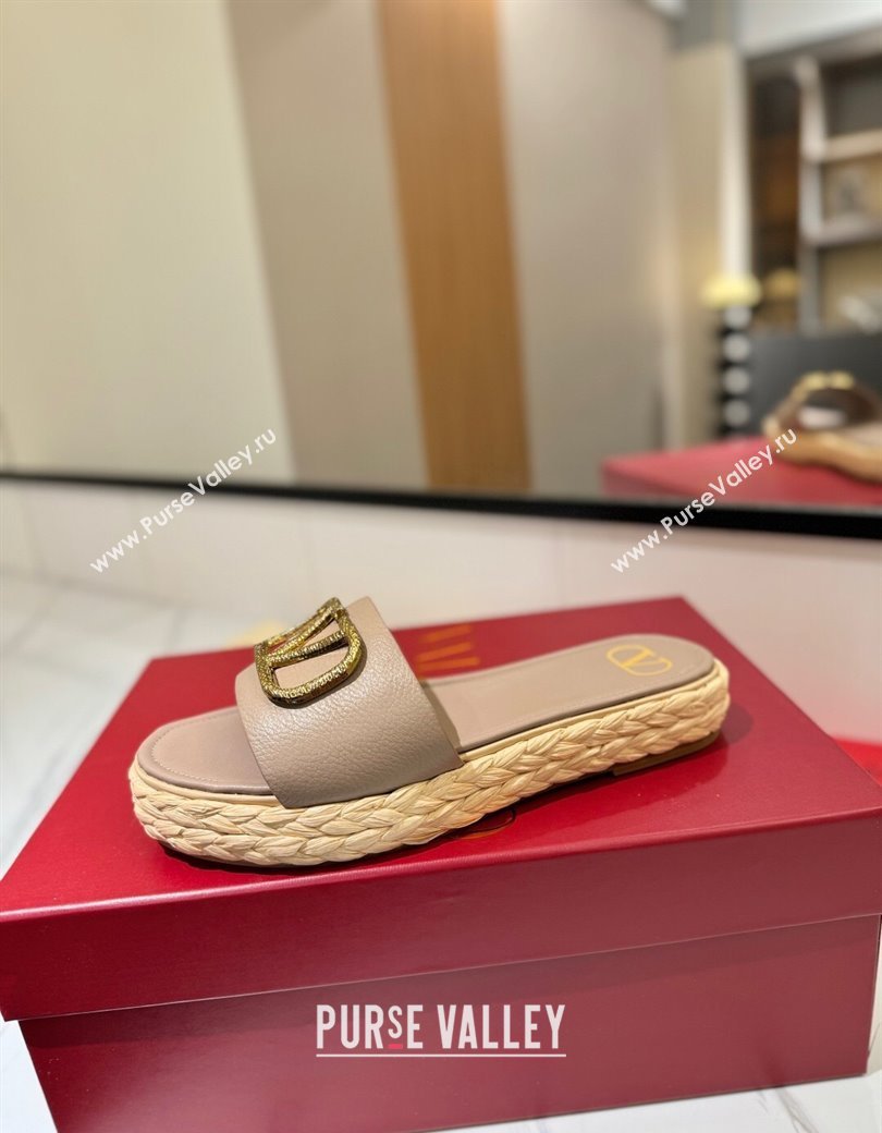 Valentino VLogo Grainy Calfskin Flat Slides Sandal Dusty Beige/Gold 2025 VA082114 (MD-250821139)