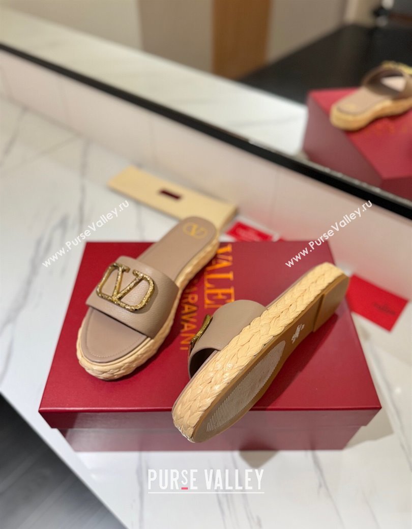 Valentino VLogo Grainy Calfskin Flat Slides Sandal Dusty Beige/Gold 2025 VA082114 (MD-250821139)