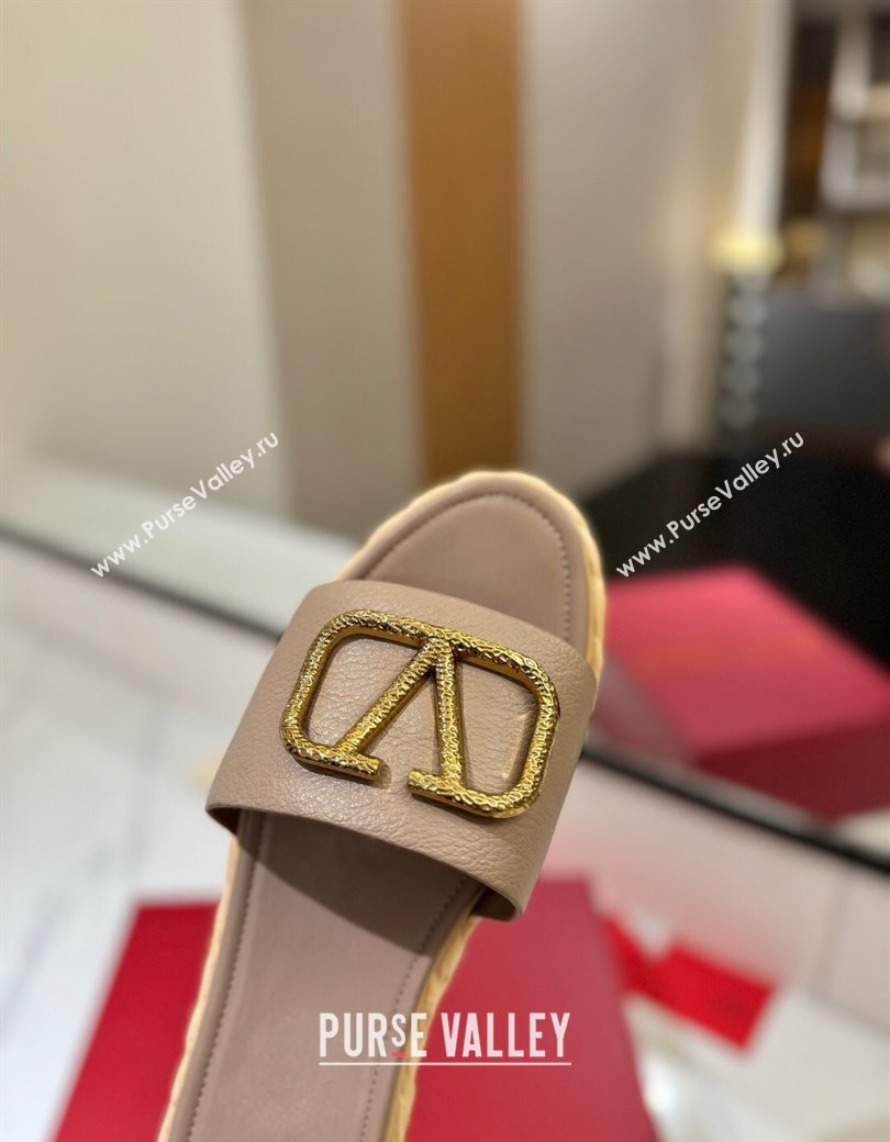 Valentino VLogo Grainy Calfskin Flat Slides Sandal Dusty Beige/Gold 2025 VA082114 (MD-250821139)
