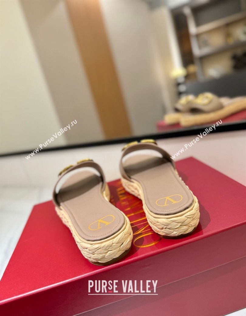 Valentino VLogo Grainy Calfskin Flat Slides Sandal Dusty Beige/Gold 2025 VA082114 (MD-250821139)