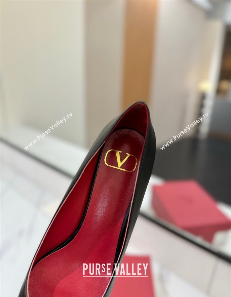 Valentino VLogo Signature Pumps 4.5cm in Calfskin Leather Black2 2025 VA082104 (MD-250821045)