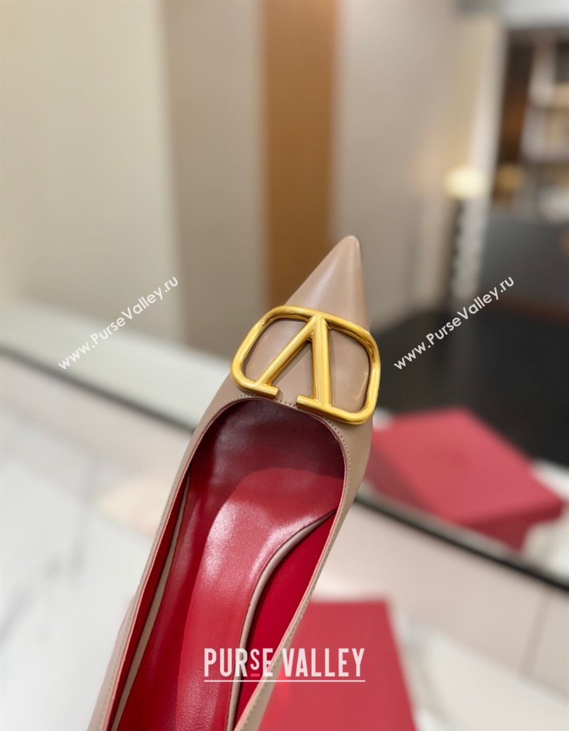 Valentino VLogo Signature Pumps 4.5cm in Calfskin Leather Dusty Beige/Gold 2025 VA082104 (MD-250821047)