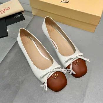 Valentino VALET DU ROI Ballerinas Flat in Calfskin Leather with Tassel Bow White/Brown 2025 (XL-251215046)