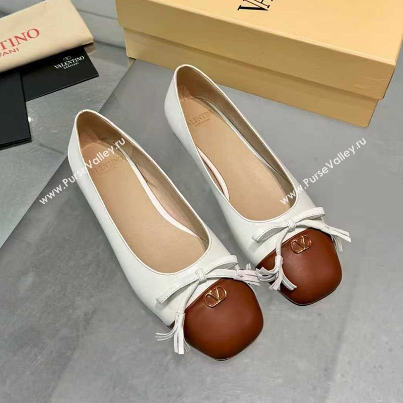 Valentino VALET DU ROI Ballerinas Flat in Calfskin Leather with Tassel Bow White/Brown 2025 (XL-251215046)