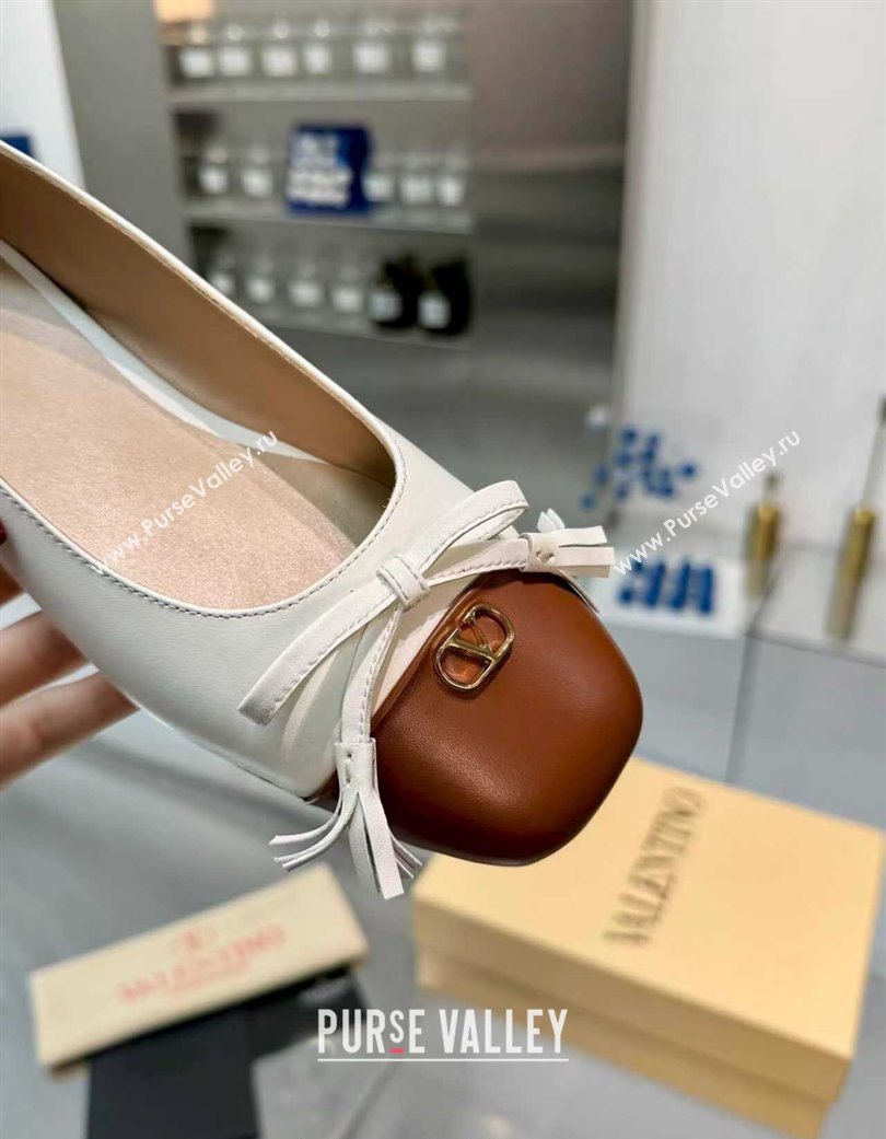 Valentino VALET DU ROI Ballerinas Flat in Calfskin Leather with Tassel Bow White/Brown 2025 (XL-251215046)