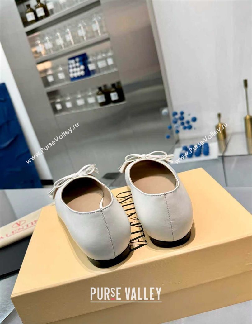 Valentino VALET DU ROI Ballerinas Flat in Calfskin Leather with Tassel Bow White/Brown 2025 (XL-251215046)