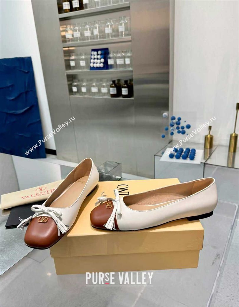 Valentino VALET DU ROI Ballerinas Flat in Calfskin Leather with Tassel Bow White/Brown 2025 (XL-251215046)