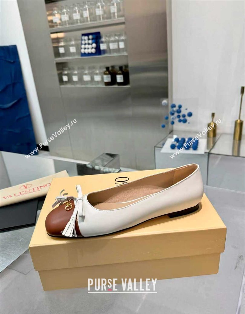 Valentino VALET DU ROI Ballerinas Flat in Calfskin Leather with Tassel Bow White/Brown 2025 (XL-251215046)