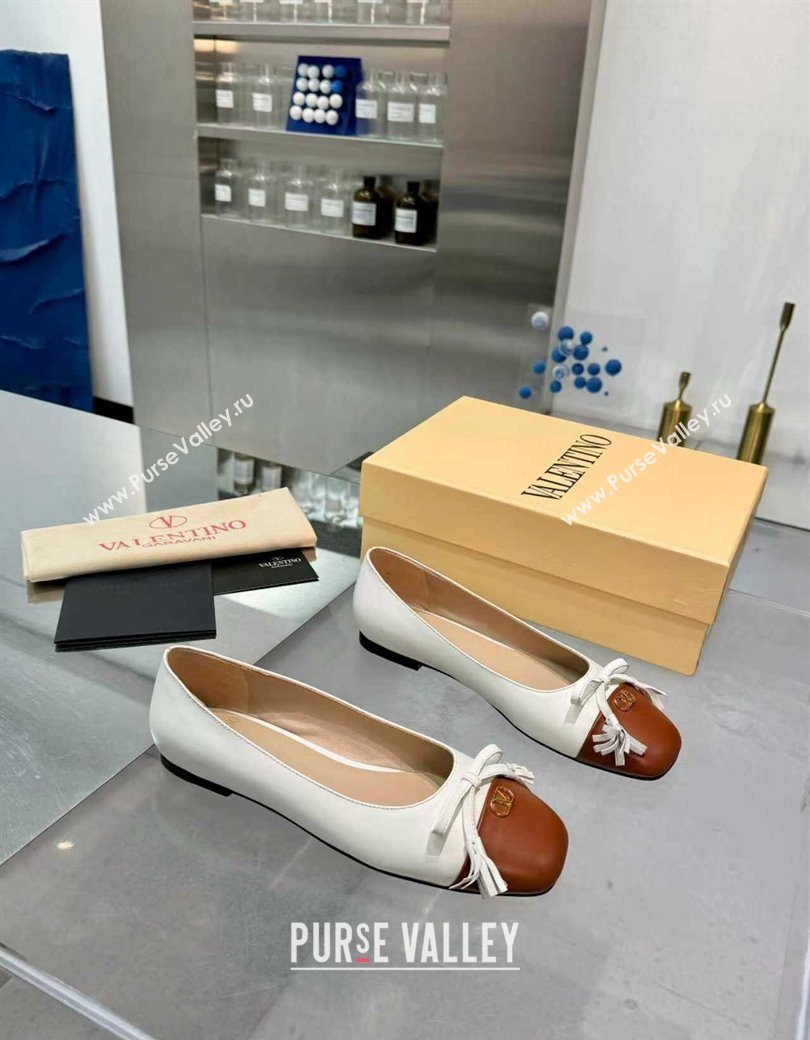 Valentino VALET DU ROI Ballerinas Flat in Calfskin Leather with Tassel Bow White/Brown 2025 (XL-251215046)