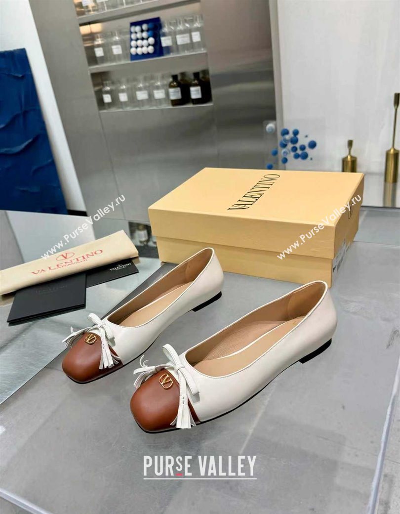 Valentino VALET DU ROI Ballerinas Flat in Calfskin Leather with Tassel Bow White/Brown 2025 (XL-251215046)