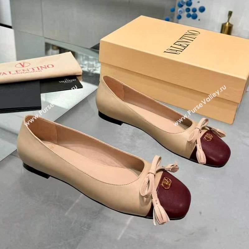 Valentino VALET DU ROI Ballerinas Flat in Calfskin Leather with Tassel Bow Beige/Dark Burgundy 2025 (XL-251215047)