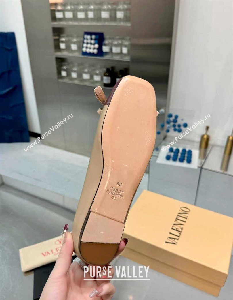 Valentino VALET DU ROI Ballerinas Flat in Calfskin Leather with Tassel Bow Beige/Dark Burgundy 2025 (XL-251215047)