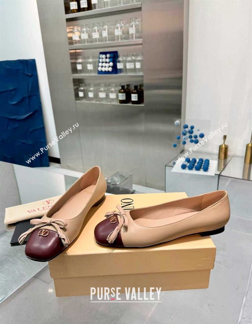 Valentino VALET DU ROI Ballerinas Flat in Calfskin Leather with Tassel Bow Beige/Dark Burgundy 2025 (XL-251215047)