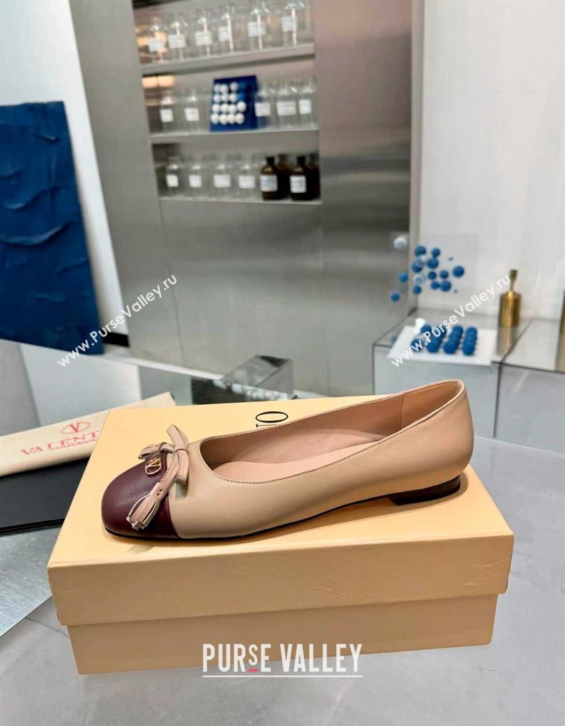 Valentino VALET DU ROI Ballerinas Flat in Calfskin Leather with Tassel Bow Beige/Dark Burgundy 2025 (XL-251215047)