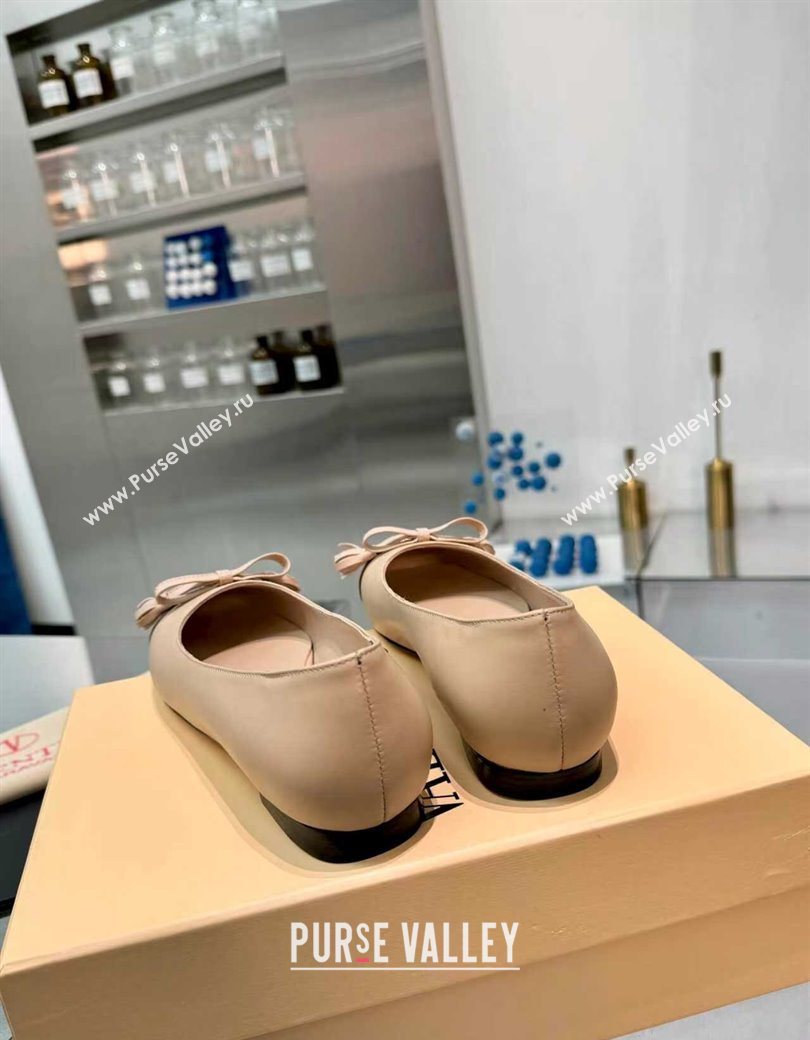 Valentino VALET DU ROI Ballerinas Flat in Calfskin Leather with Tassel Bow Beige/Dark Burgundy 2025 (XL-251215047)