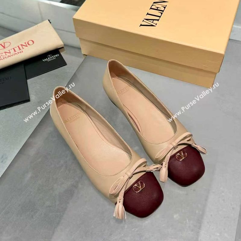 Valentino VALET DU ROI Ballerinas Flat in Calfskin Leather with Tassel Bow Beige/Dark Burgundy 2025 (XL-251215047)