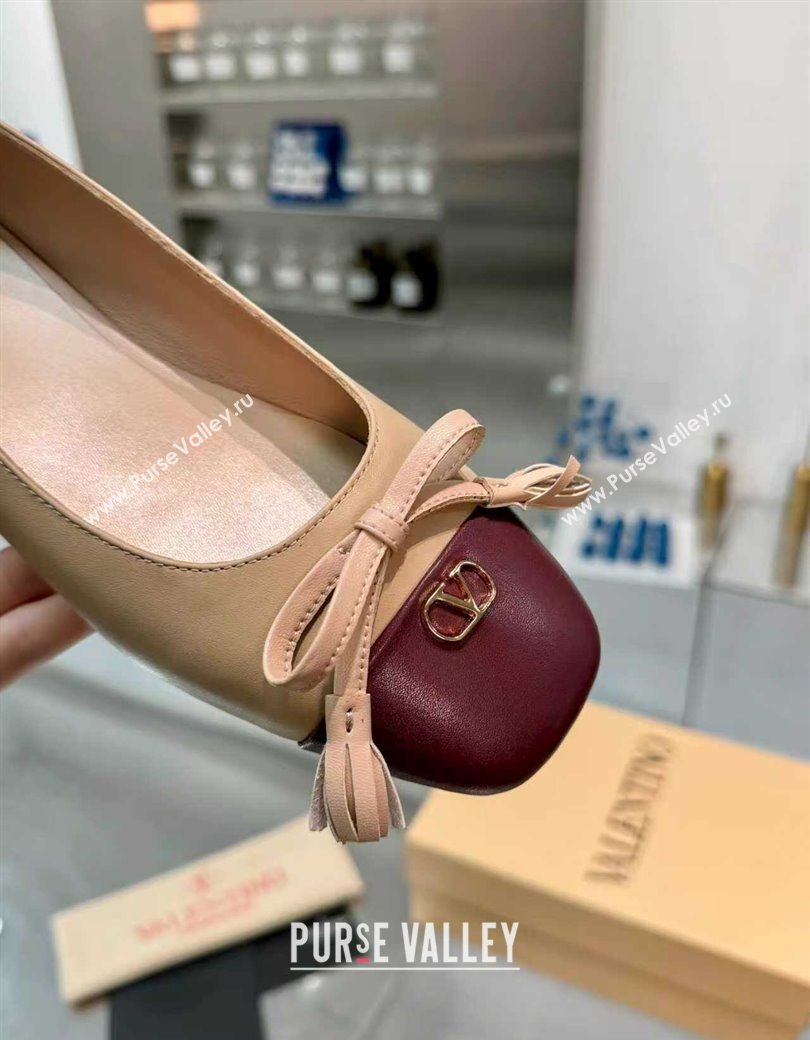 Valentino VALET DU ROI Ballerinas Flat in Calfskin Leather with Tassel Bow Beige/Dark Burgundy 2025 (XL-251215047)