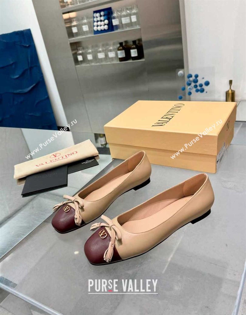 Valentino VALET DU ROI Ballerinas Flat in Calfskin Leather with Tassel Bow Beige/Dark Burgundy 2025 (XL-251215047)