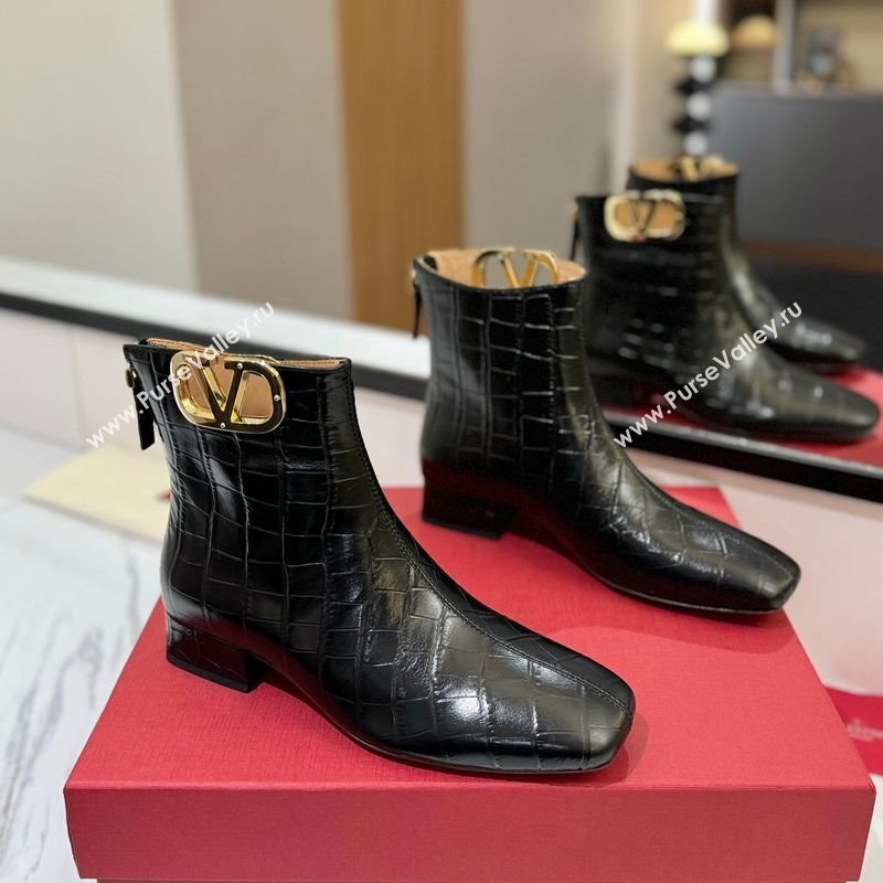 Valentino VLogo Type Heel Ankle Boots 3cm in Stone Embossed Leather Black 2025 VLTN121606 (MD-251216049)