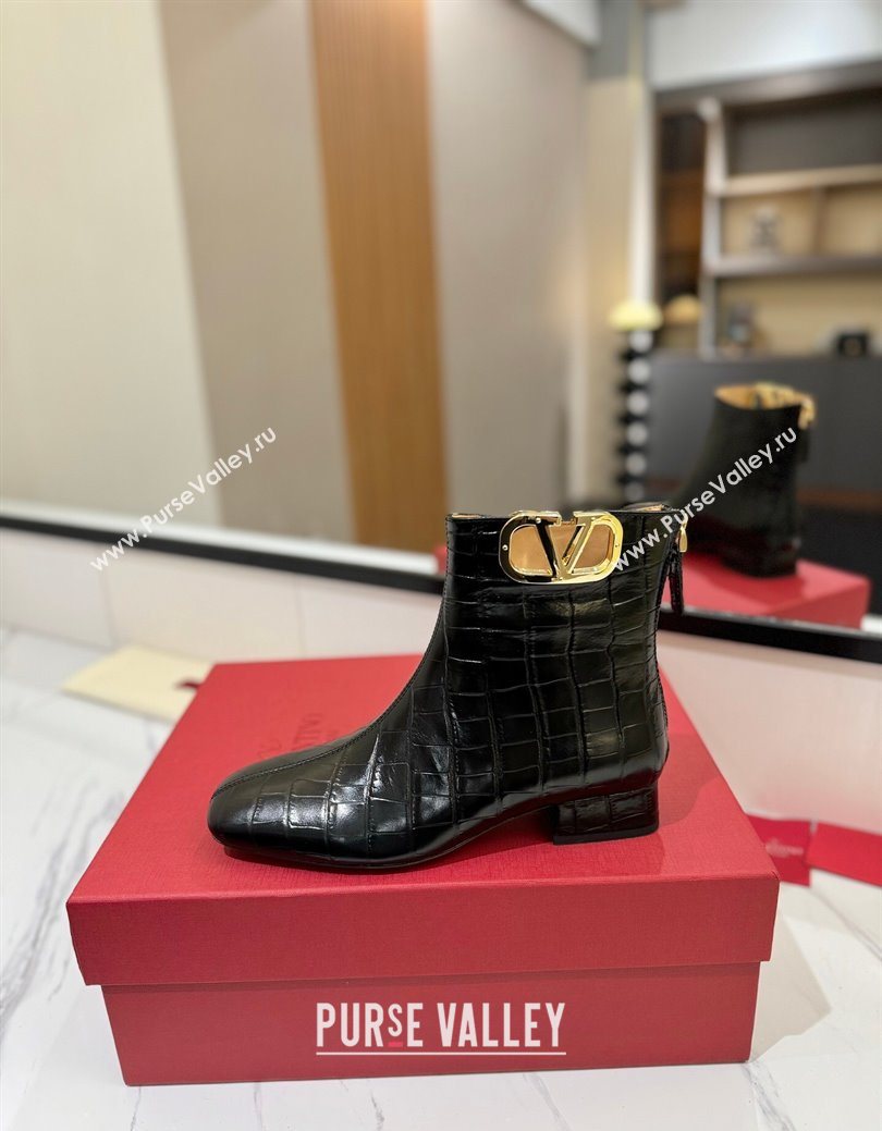 Valentino VLogo Type Heel Ankle Boots 3cm in Stone Embossed Leather Black 2025 VLTN121606 (MD-251216049)