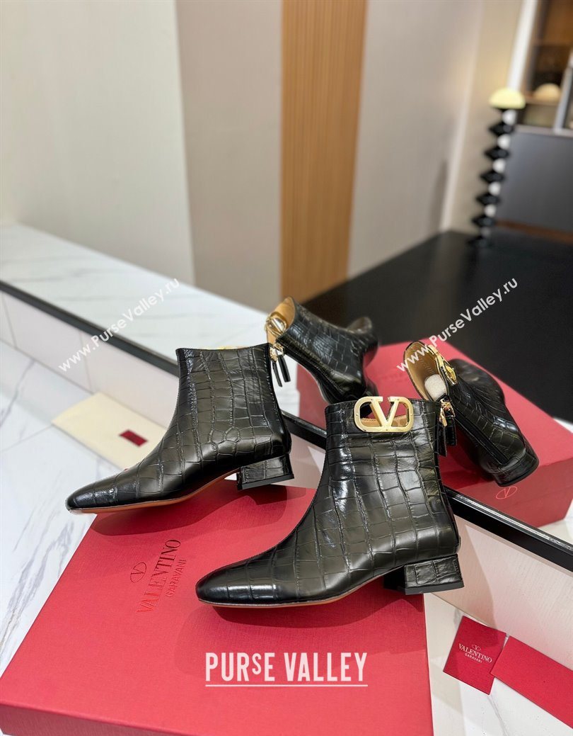 Valentino VLogo Type Heel Ankle Boots 3cm in Stone Embossed Leather Black 2025 VLTN121606 (MD-251216049)