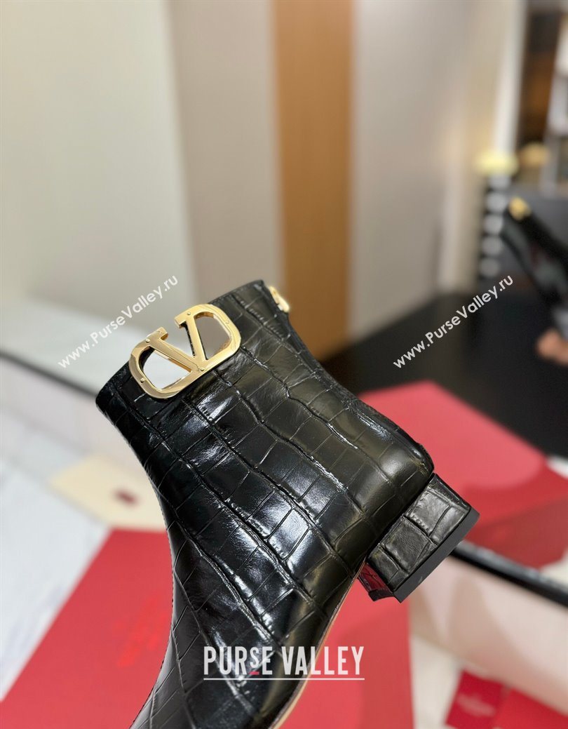 Valentino VLogo Type Heel Ankle Boots 3cm in Stone Embossed Leather Black 2025 VLTN121606 (MD-251216049)