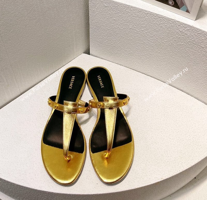 Versace Medusa Calfskin Flat Thong Slides Sandal with Logo Charm Gold 2024 0612 (MD-240612162)