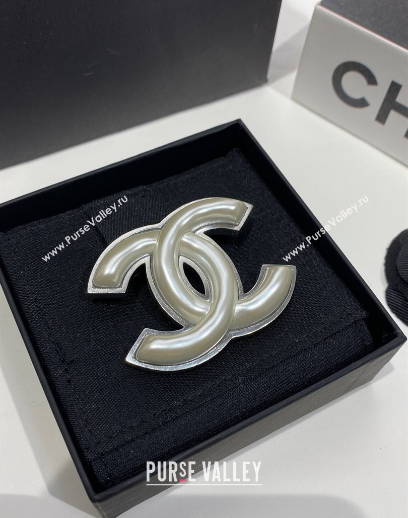 Chanel Resin CC Brooch White 2025 0114 (YF-250114028)
