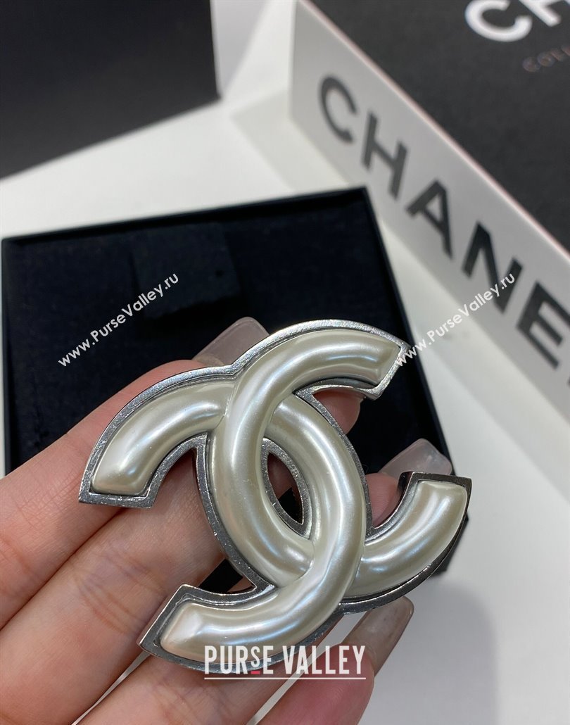 Chanel Resin CC Brooch White 2025 0114 (YF-250114028)