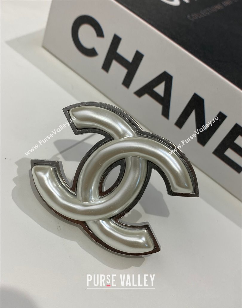 Chanel Resin CC Brooch White 2025 0114 (YF-250114028)